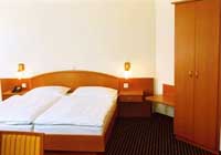 Standard single with city view, king bed, and private facilities (shower)